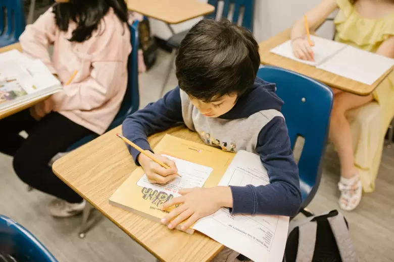 El acoso escolar o bullying es la exposicin que sufre un nio a daos fsicos y psicolgicos.